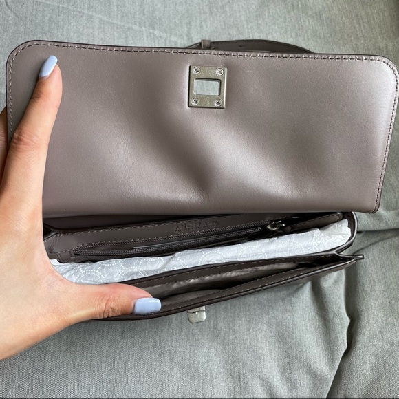 Michael Kors Taupe gray Leather Crossbody Messenger NWT - Picture 3 of 5